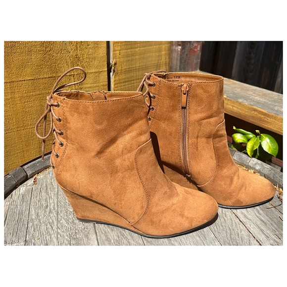 Sz 7.5 CL by Laundry wedge boots - Picture 3 of 6
